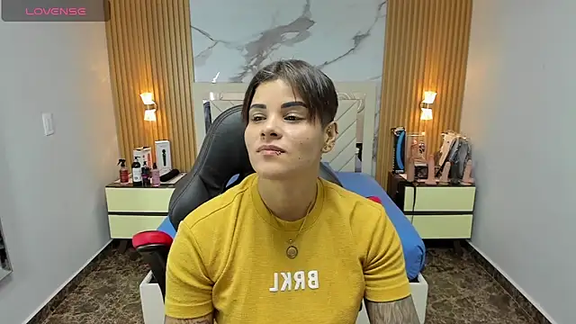 KAROLLJONES1 online show from November 4, 7:17 pm