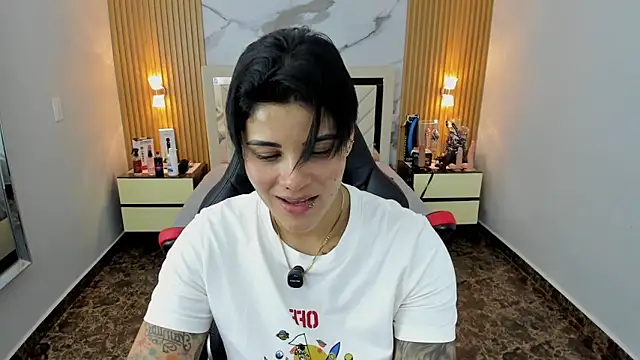 KAROLLJONES1 online show from December 22, 7:36 pm