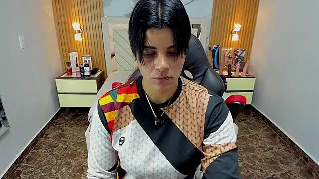 KAROLLJONES1 online show from December 4, 7:24 pm