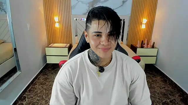 KAROLLJONES1 online show from June 19, 7:20 pm