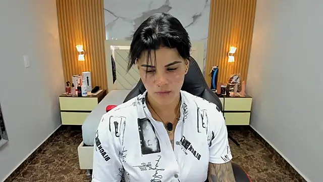 KAROLLJONES1 online show from January 11, 12:45 pm