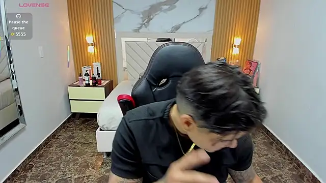 KAROLLJONES1 online show from October 29, 7:35 pm