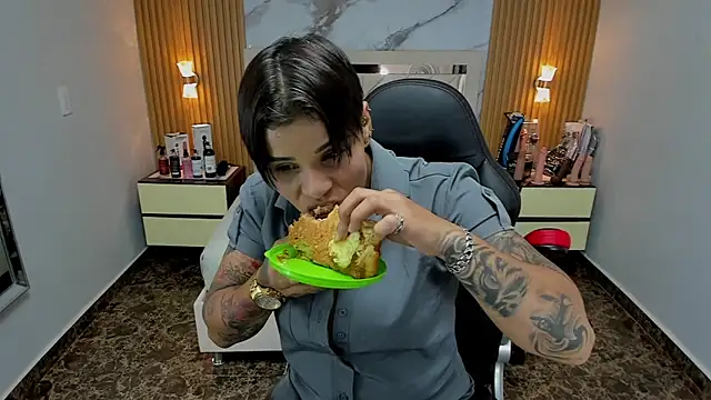 KAROLLJONES1 online show from November 6, 8:02 pm