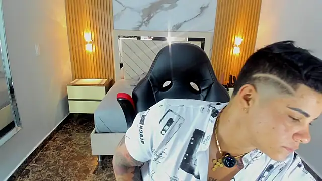 KAROLLJONES1 online show from May 23, 7:13 pm