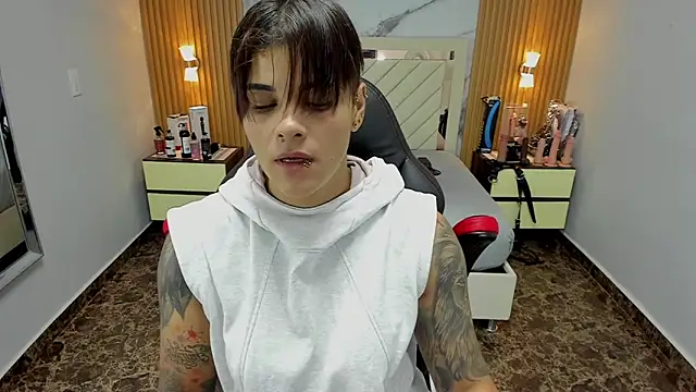 KAROLLJONES1 online show from November 5, 7:28 pm