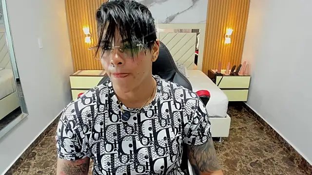 KAROLLJONES1 online show from April 30, 12:45 pm