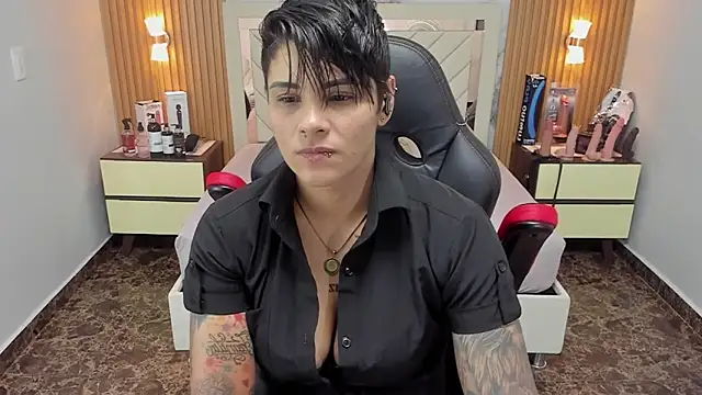 KAROLLJONES1 online show from September 26, 2:40 am