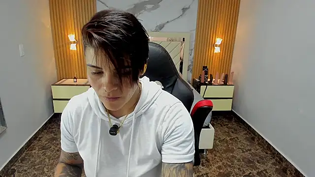 KAROLLJONES1 online show from February 17, 7:33 pm