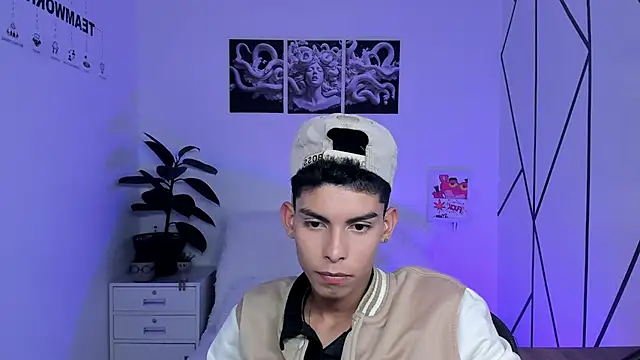 Room 69x online show from November 28, 9:04 pm