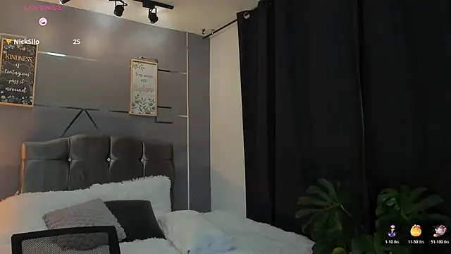 Room 69x online show from October 31, 9:17 am