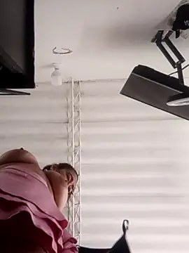 Snapshot of linda_luna29 chatting on October 25, 3:56 pm linda luna29 online show from October 25, 3:56 pm