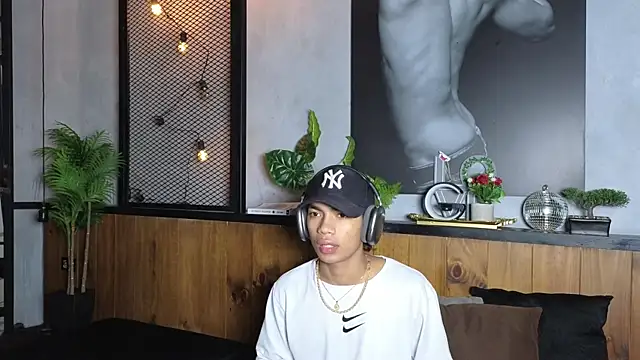 AlanCutee online show from May 13, 1:29 pm