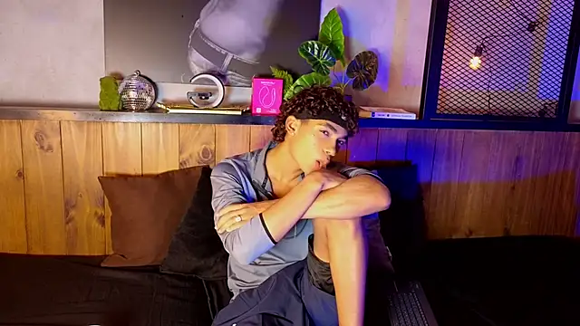 AlanCutee online show from April 16, 9:39 pm