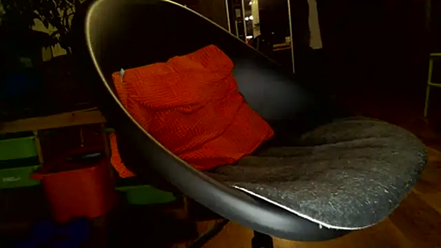 Snapshot of TobyDick13 chatting on November 27, 5:46 pm TobyDick13 online show from November 27, 5:46 pm