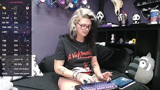 oddywithabody online show from November 29, 6:13 am