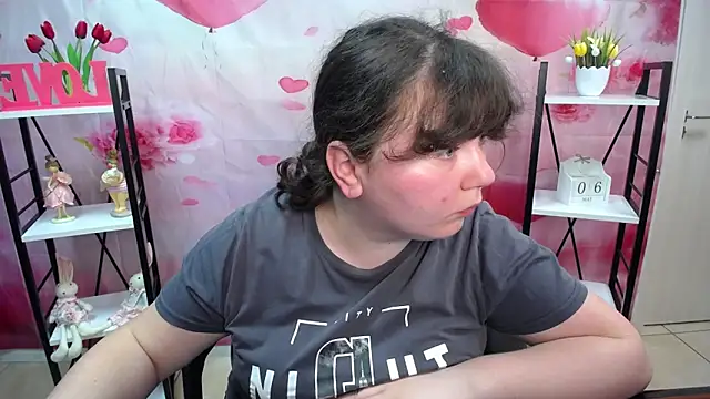 Snapshot of NeonilaLisova chatting on May 6, 11:03 am NeonilaLisova online show from May 6, 11:03 am
