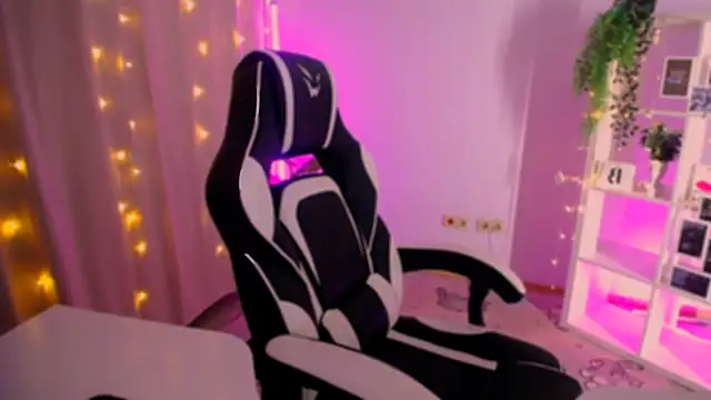 Snapshot of BagiraBella chatting on November 3, 1:11 am BagiraBella online show from November 3, 1:11 am