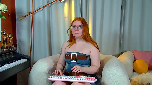 Snapshot of AliceAllisons chatting on October 19, 6:32 pm AliceAllisons online show from October 19, 6:32 pm