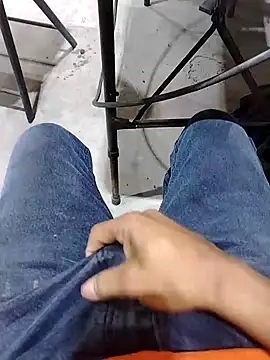 Snapshot of Alaver2587 chatting on February 18, 1:51 pm Alaver2587 online show from February 18, 1:51 pm