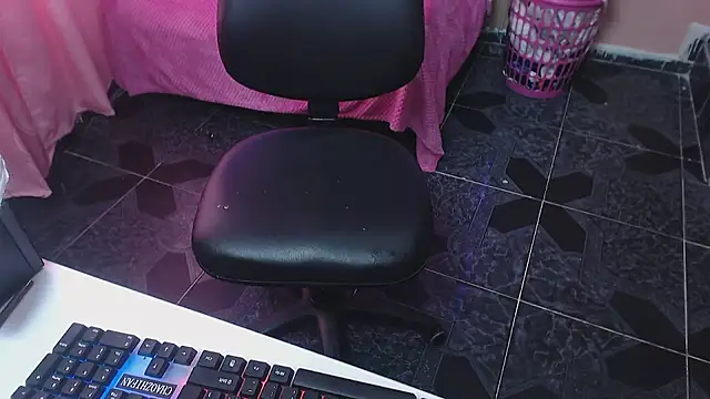 Snapshot of alaia_blue chatting on December 3, 1:43 pm alaia blue online show from December 3, 1:43 pm