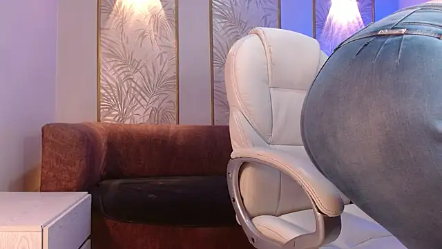 Snapshot of Amie_gh chatting on October 18, 11:23 am Amie gh online show from October 18, 11:23 am
