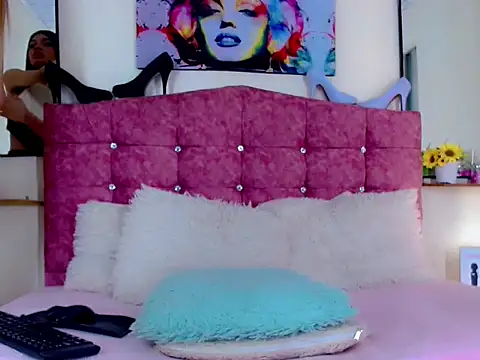 Snapshot of Lesly_Zafiro- chatting on October 8, 6:19 pm Lesly Zafiro- online show from October 8, 6:19 pm