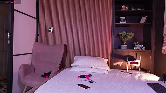 SamaraAnders  online show from December 14, 5:35 am