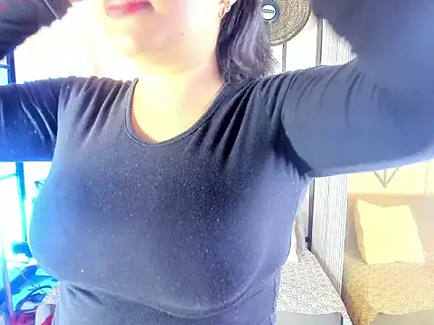 Snapshot of SamaraAnders_ chatting on June 18, 5:06 am SamaraAnders online show from June 18, 5:06 am