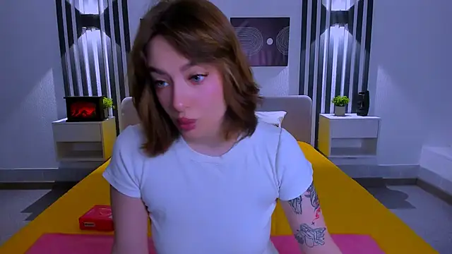 Snapshot of Emily_Tylerr chatting on February 19, 1:02 am Emily Tylerr online show from February 19, 1:02 am