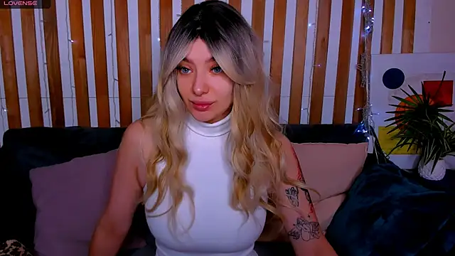 Snapshot of Emily_Tylerr chatting on February 25, 12:44 am Emily Tylerr online show from February 25, 12:44 am