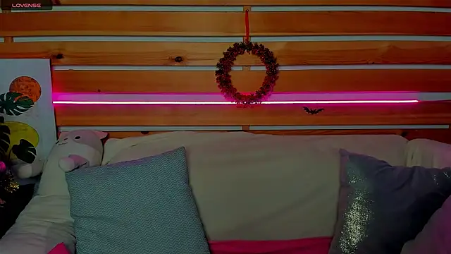 Snapshot of Emily_Tylerr chatting on December 20, 8:17 am Emily Tylerr online show from December 20, 8:17 am