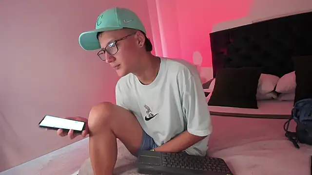 NoahLux online show from October 2, 7:50 pm