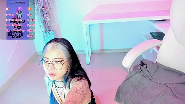 Snapshot of pinkk_deemon chatting on October 2, 1:36 pm pinkk deemon online show from October 2, 1:36 pm