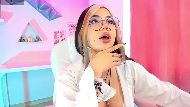 Snapshot of pinkk_deemon chatting on October 18, 2:08 pm pinkk deemon online show from October 18, 2:08 pm