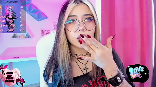 Snapshot of pinkk_deemon chatting on November 21, 2:27 pm pinkk deemon online show from November 21, 2:27 pm