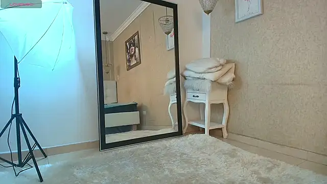 Snapshot of Miladiosa chatting on December 18, 6:23 pm Miladiosa online show from December 18, 6:23 pm