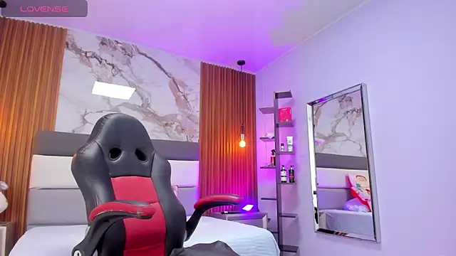 ROSIE MOSS online show from November 24, 7:25 pm