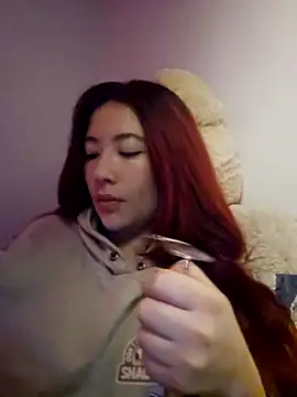 Snapshot of lunnaa_ chatting on February 7, 10:45 am lunnaa online show from February 7, 10:45 am