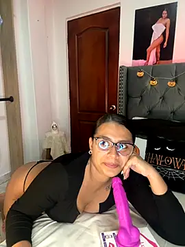 Snapshot of ema_zoe chatting on October 8, 12:12 am ema zoe online show from October 8, 12:12 am