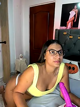 Snapshot of ema_zoe chatting on October 18, 12:01 am ema zoe online show from October 18, 12:01 am