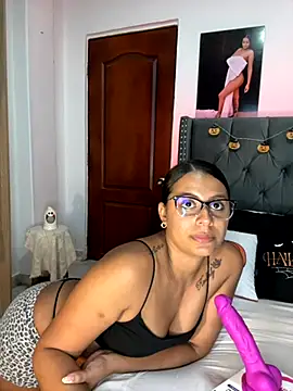 Snapshot of ema_zoe chatting on October 14, 11:58 pm ema zoe online show from October 14, 11:58 pm