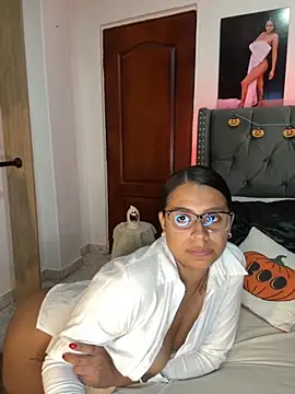 Snapshot of ema_zoe chatting on October 29, 12:09 am ema zoe online show from October 29, 12:09 am