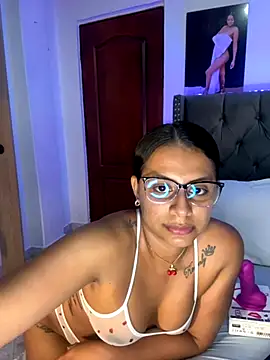 Snapshot of ema_zoe chatting on September 16, 12:00 am ema zoe online show from September 16, 12:00 am