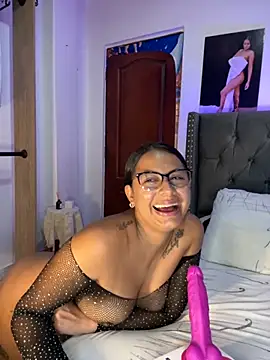 Snapshot of ema_zoe chatting on November 27, 12:11 am ema zoe online show from November 27, 12:11 am