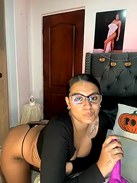 Snapshot of ema_zoe chatting on October 24, 12:09 am ema zoe online show from October 24, 12:09 am