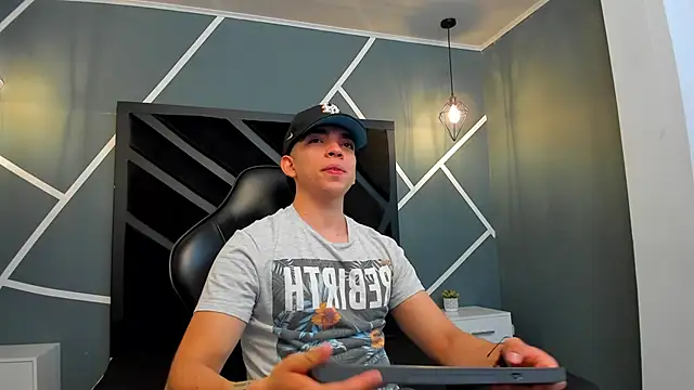 Eryonbradley online show from December 19, 5:00 am