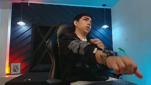 Eryonbradley online show from March 5, 11:29 am