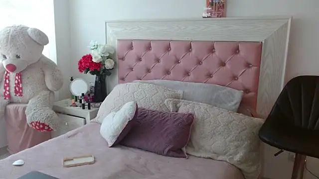 Snapshot of Ayleen_m chatting on January 18, 6:11 pm Ayleen m online show from January 18, 6:11 pm