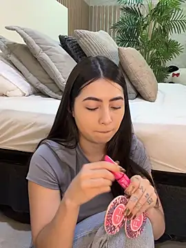 EmelyParker online show from April 11, 7:50 pm