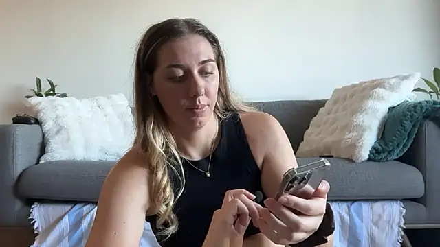 louiseberkeley online show from March 15, 6:09 am